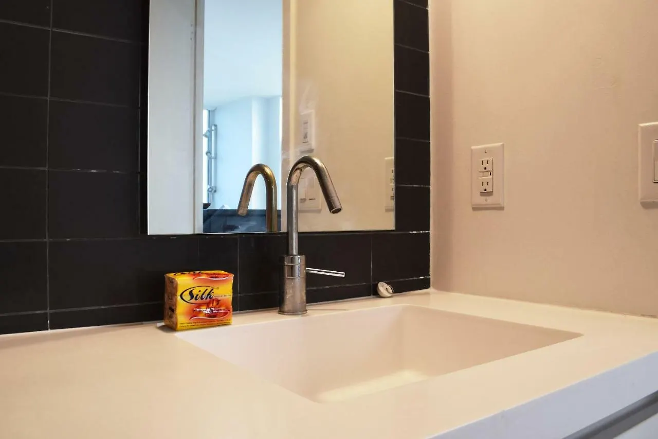 1 Bedroom Apartment With Toronto Skyline Views 0*,  Canada