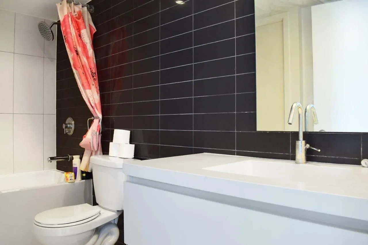 1 Bedroom Apartment With Toronto Skyline Views
